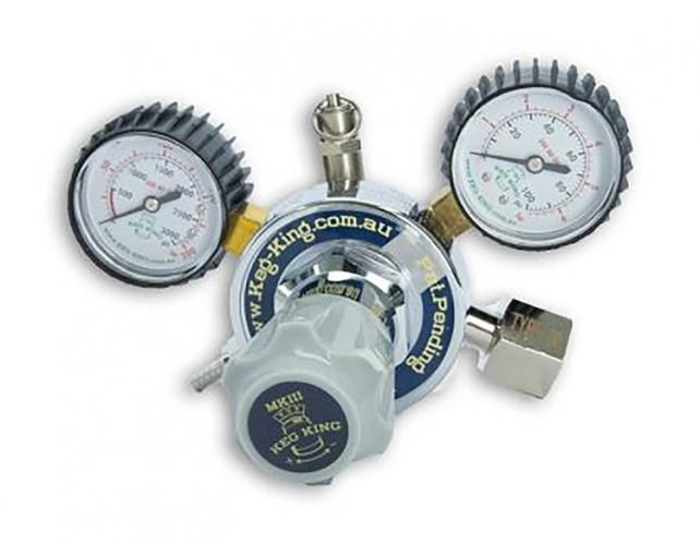 Dubbele drukregelaar met twee ronde manometers voor een drankvat